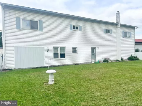 14 14a College Park Ln, Milroy, PA 17063