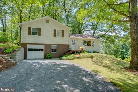 43 Whispering Oaks Rd, Belleville, PA 17004