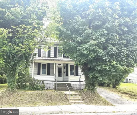 532 E Freedom Ave, Burnham, PA 17009