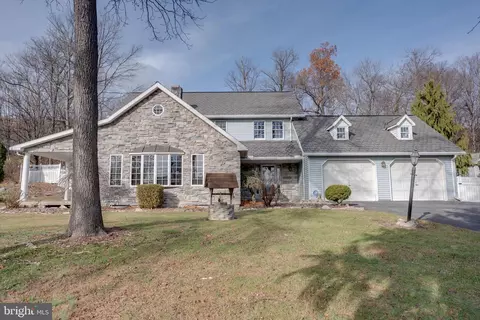 221 Cliffside Dr, Lewistown, PA 17044