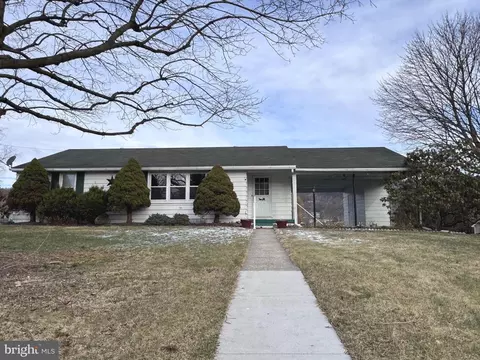 15 Bridgeview Dr, Lewistown, PA 17044