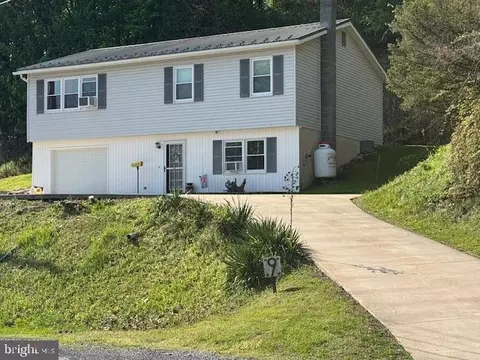 9 Pine Park Dr, Lewistown, PA 17044
