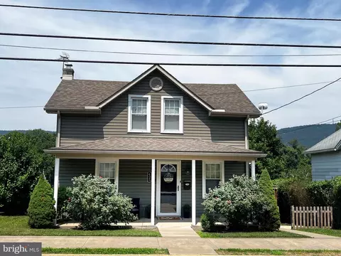 425 E Freedom Ave, Burnham, PA 17009