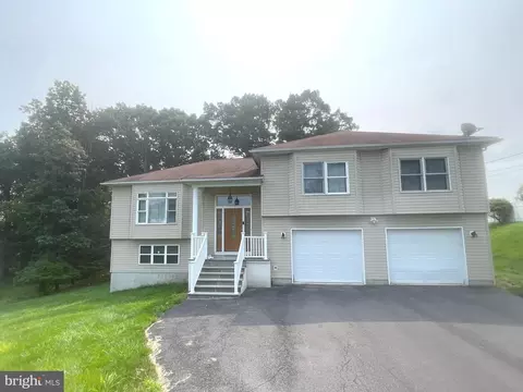 214 Oxford Cir, Stroudsburg, PA 18360