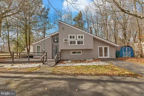 259 Greenbriar Cir, Tobyhanna, PA 18466