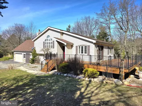 333 Minsi Trl W, Long Pond, PA 18334