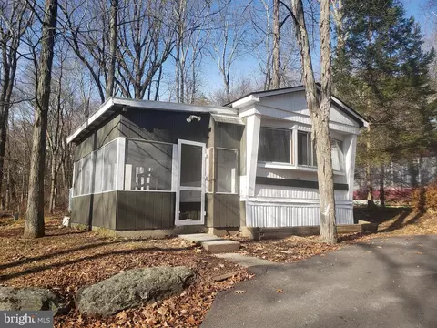 121 Bartion Ct, Bartonsville, PA 18321