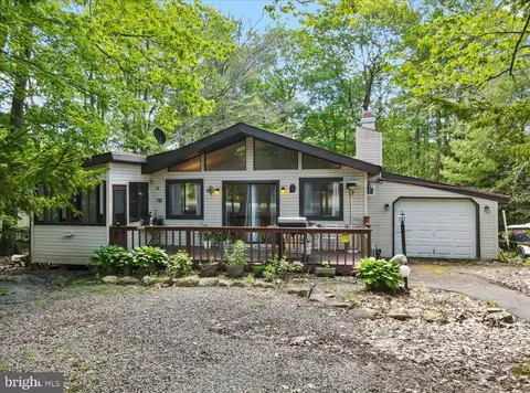 1059 Seven Nations Dr, Tobyhanna, PA 18466