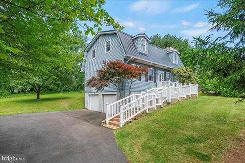 1624 Mohican Ct, Effort, PA 18330