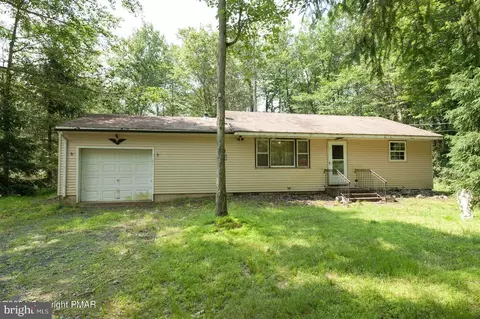 3279 Beech Ridge Dr, Pocono Summit, PA 18346
