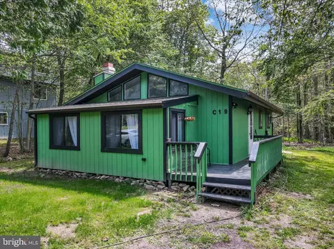 3015 Briarwood Dr, Tobyhanna, PA 18466