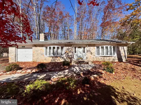 5228 Hummingbird Dr, Pocono Summit, PA 18346