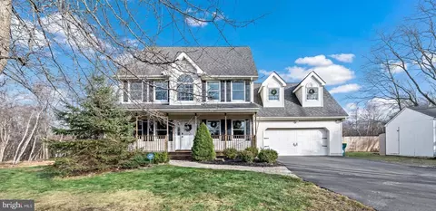 1327 Whispering Hills Ct, Effort, PA 18330
