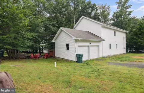 8056 Red Squirrel Dr, Tobyhanna, PA 18466