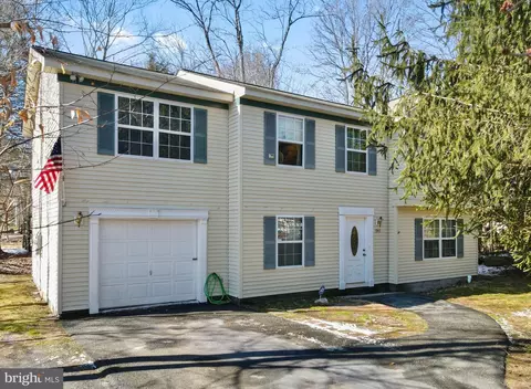 8350 Coyote Dr, Tobyhanna, PA 18466