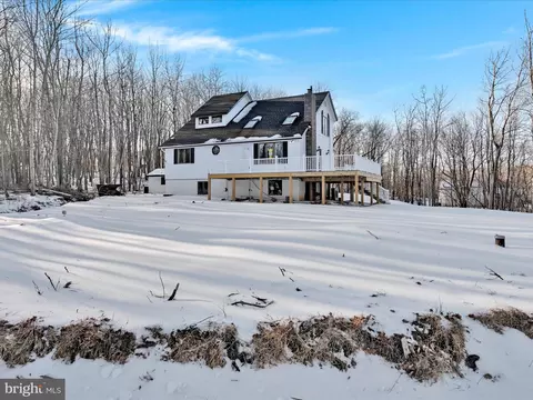 789 Clearview Dr, Long Pond, PA 18334
