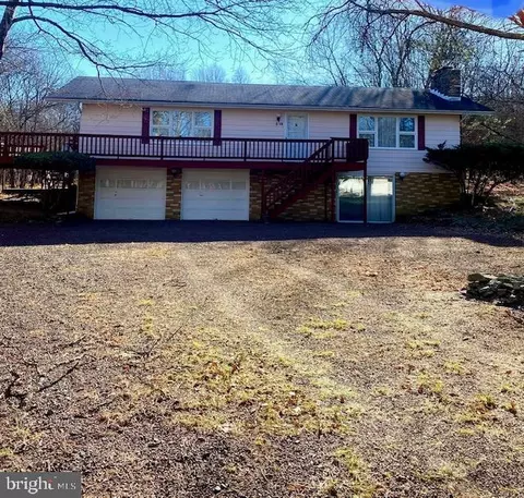 68 Lakeview Dr, Albrightsville, PA 18210