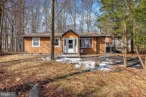 7443 Tamara Ln, Tobyhanna, PA 18466
