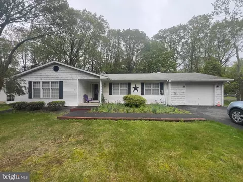 8 Cedar Rd, Mount Pocono, PA 18344