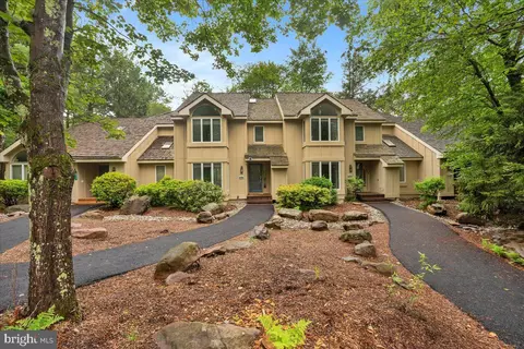 823 Crest Pines Ln, Pocono Pines, PA 18350