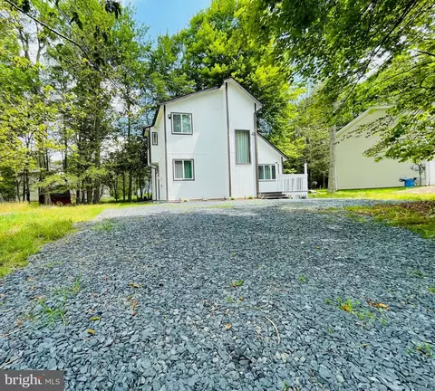 8540 Hillcrest Dr, Tobyhanna, PA 18466