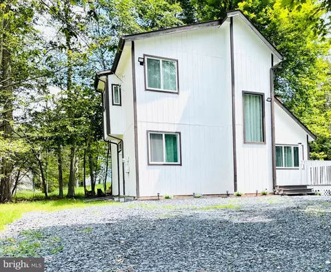 8540 Hillcrest Dr, Tobyhanna, PA 18466