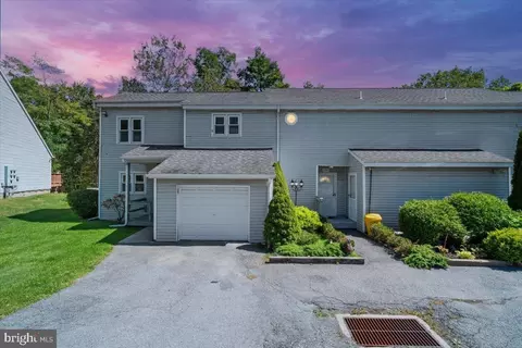 255 Nittany Ct, Mount Pocono, PA 18344