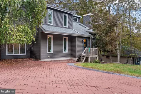 1212 Brentwood Dr, East Stroudsburg, PA 18301