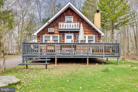 2158 Tuscarora Dr, Pocono Lake, PA 18347