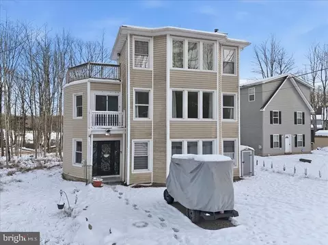7814 Lake Shore Dr, Pocono Lake, PA 18347