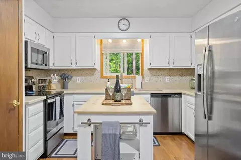 635 Patriot Ln, Pocono Summit, PA 18346