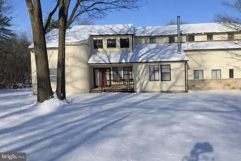 1689 Clover Rd, Long Pond, PA 18334