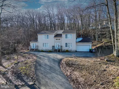 27 Brunswick Dr, Mount Pocono, PA 18344