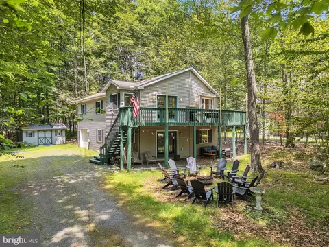 301 Wyomissing Dr, Pocono Lake, PA 18347