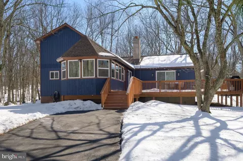 2206 Chatham Ct, Bushkill, PA 18324