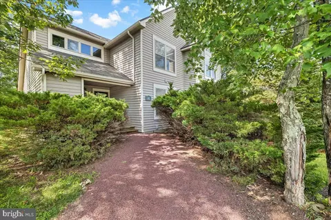 183 Hawthorne Ct, Tannersville, PA 18372