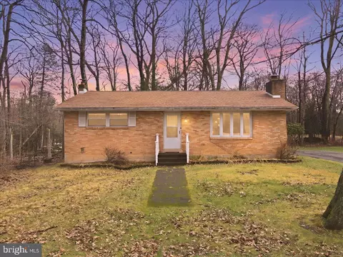 112 Pin Oak Ln, Tobyhanna, PA 18466
