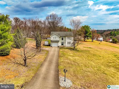 2260 Reo Dr, Effort, PA 18330