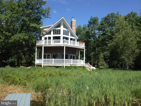 7648 Lake Shore Dr, Pocono Lake, PA 18347