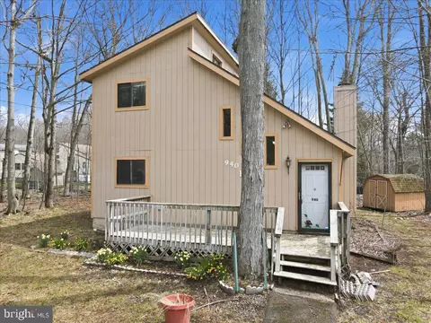 940 Country Place Dr, Tobyhanna, PA 18466