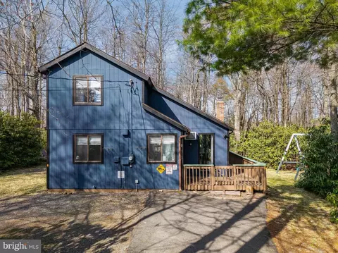 112 Crazy Horse Ct, Long Pond, PA 18334