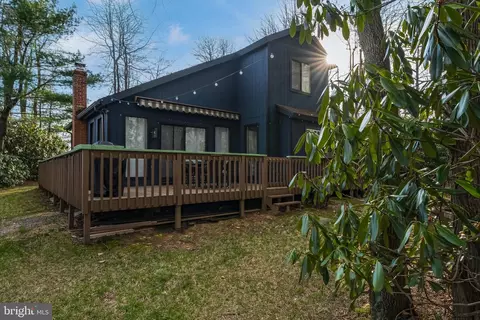 112 Crazy Horse Ct, Long Pond, PA 18334
