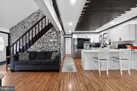 8962 Pheasant Ln, Tobyhanna, PA 18466