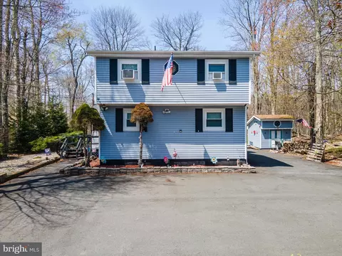 945 Country Place Dr, Tobyhanna, PA 18466