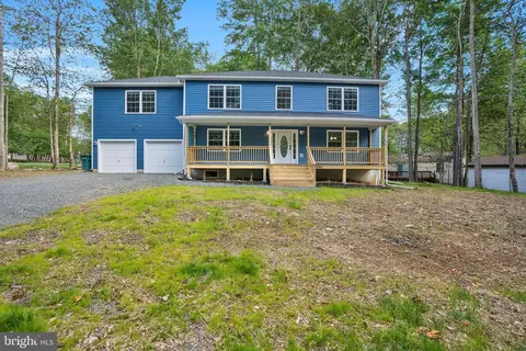8595 Periwinkle Dr, Tobyhanna, PA 18466
