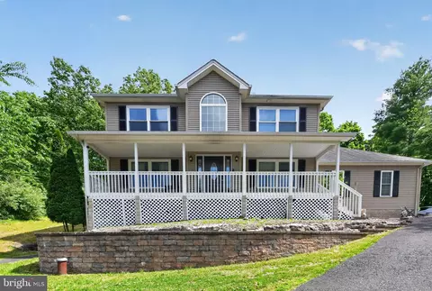 316 Reagan Dr, East Stroudsburg, PA 18301