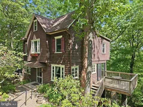 90 Oak Ln, Pocono Manor, PA 18349