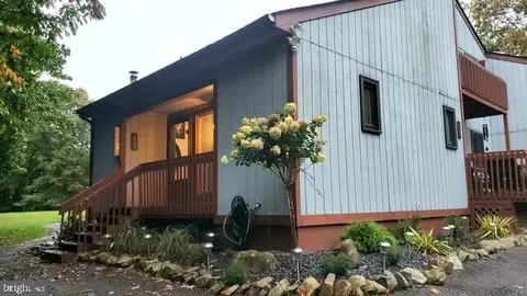 15 Ski Side Ct, Tannersville, PA 18372