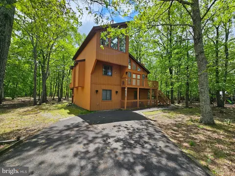 8226 Woodchuck Ct, East Stroudsburg, PA 18301