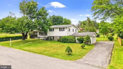 407 Colonial Dr, Stroudsburg, PA 18360
